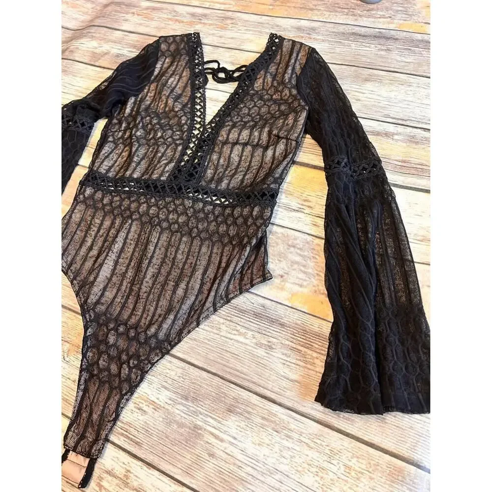 Sz S - Magnolia‎ Boutique lacey plunge bodysuit